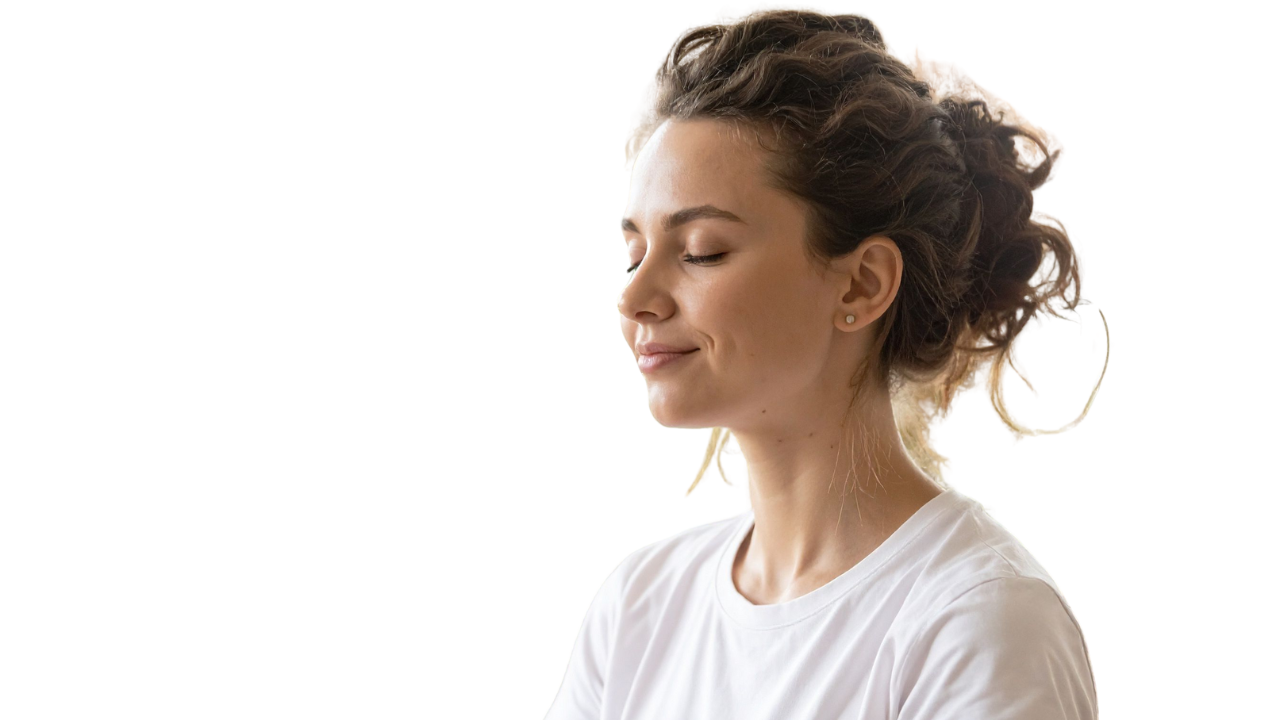 Mosolygó, lehunyt szemű anyuka