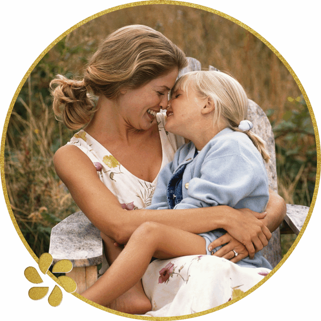 Anya és gyermeke boldogan ölelik egymást